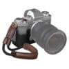 Fujifilm X-T5 Kamera mit Half Case und Zubehör, Nahaufnahme.