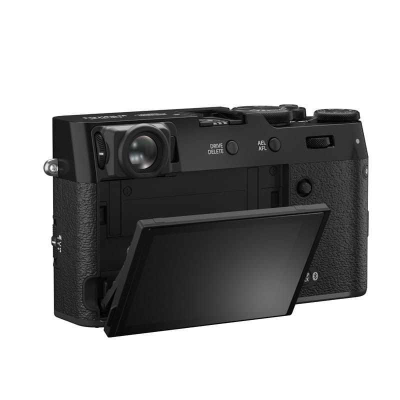Fujifilm X100VI schwarz Kamera mit aufklappbarem Display.