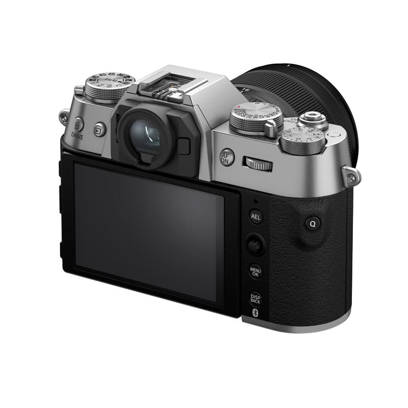 Fujifilm X-T50 Kamera mit XC 15-45mm Objektiv in Silber.